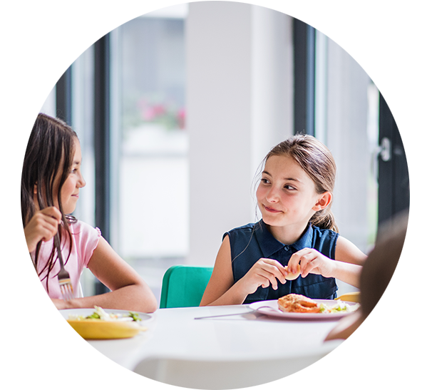 slider-cantine-agrec-restauration Photos des élèves dans une cantine d'une école catholique privé dans les Hauts-de-France qui mangent un repas servit par l'association de l'AGREC