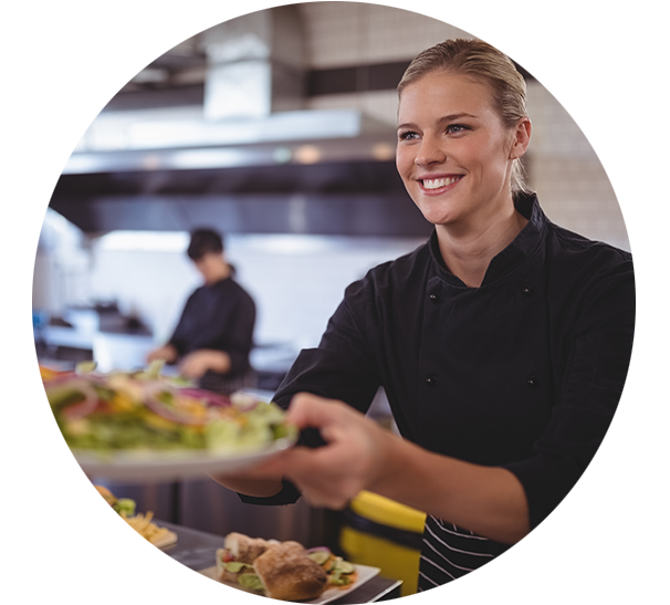 slider-cuisinier-agrec-restauration Photo d'un membre de l'équipes de l'AGREC qui servent le repas aux élèves dans un établissement privé catholique dans les Hauts-de-France