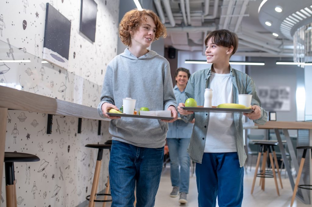 Photos d'élève qui profite d'un repas sain proposé par l'AGREC, service de restauration scolaire dans les Hauts-de-France